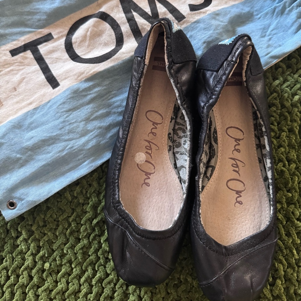 TOMS Women's Classic Black Loafers